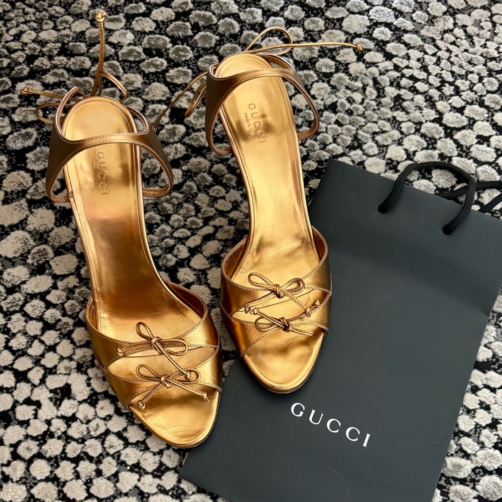 EUC Gucci Tie Back Heels!